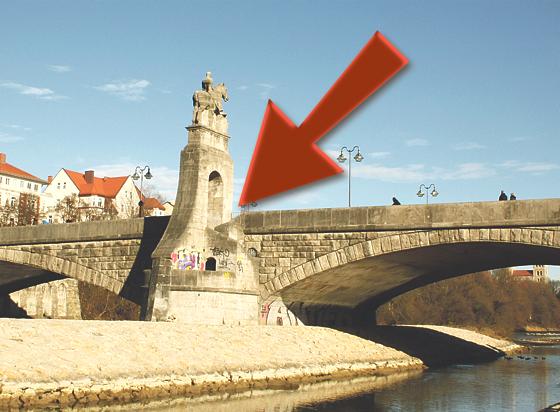 Robert Wildfeuer will das Geheimnis um die verschlossene Tür (Pfeil) an der Wittelsbacher Brücke lösen: Können sie eventuell sogar die Bürger nutzen?	js