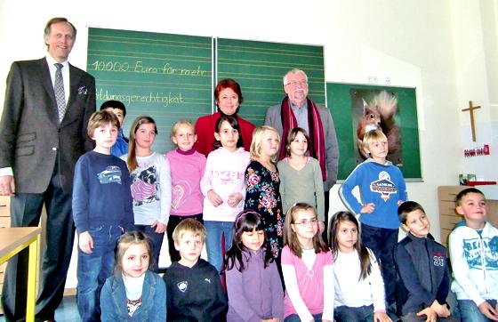 Juliane Dworzak und Helmut Dworzak freuen sich gemeinsam mit den Schülern über die Spende von Hanspeter Quodt (li.).	 Foto: ikb