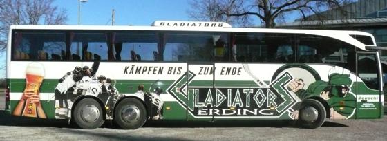 Mit Slogan, Logo und Weißbierglas in den Vereinsfarben grün und weiß: der neue Mannschaftsbus der Erding Gladiators.	Foto: Erding Gladiators