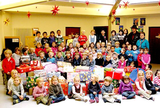 Liebevoll verpackte Weihnachtsgeschenke stellten die Kinder für bedürftige Familien zusammen.	Foto: VA