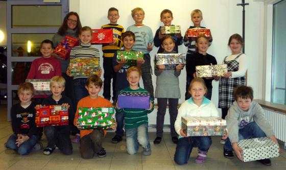Die Kinder der Klasse 3a haben für Kinder in Not fleißig Weihnachtspäckchen gepackt. Alle waren mit Feuereifer dabei. 	Foto: VA