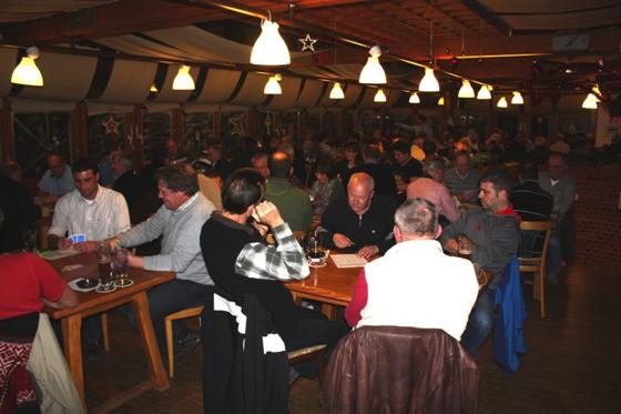 Das bayerische Kartenspiel beim FC Fasanerie Nord erfreut sich großer Beliebtheit. 	Foto: VA