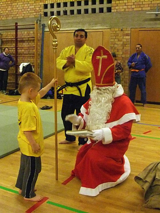 Der Nikolaus ist offenbar ein Freund der Kleinen bei den Sportfreunden Harteck. 	Foto: VA