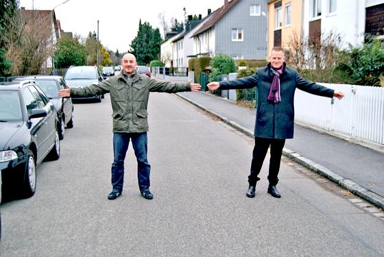 Die Anwohner Atilla Tabak (li.) und Steffen Gügel, zeigen wie viel Platz die Heilwigstraße trotz parkender Autos noch hat.	Foto: Maciejewski