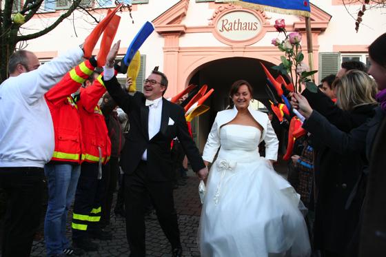 Freunde, Familienangehörige, Faschingsfans und Kameraden der Erdinger Wasserwacht feierten das Brautpaar nach seinem Auszug aus dem Rathaus. 	Foto: Wasserwacht Erding