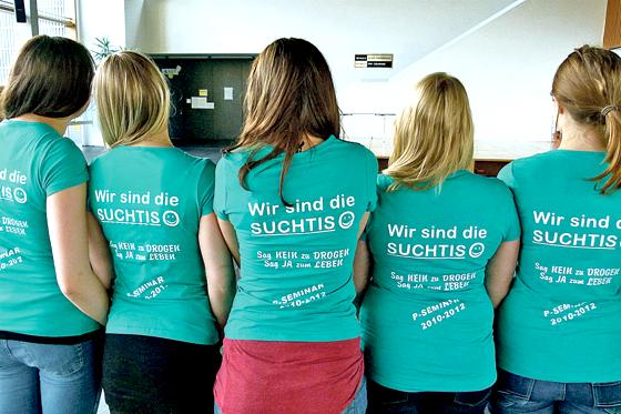 Sag NEIN zu DROGEN, sag JA zum LEBEN: Gut erkennbar waren die Schüler des Projekt­seminars Suchtprävention in ihren grünen T-Shirts. 	Foto: bb