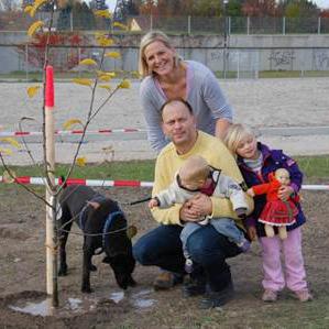 Familie Hardt pflanzte einen Geburtenbaum auf dem Gelände der Kinder- und Jugendfarm. Foto: VA