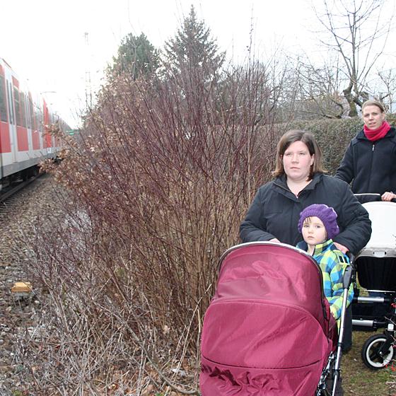 Die verbotene Abkürzung entlang der Gleise können Mütter mit Kinderwagen nicht wählen, weil sich am Ende des Trampelpfades unüberwindbare Stufen zum Bahnsteig befinden. Fotos: ws