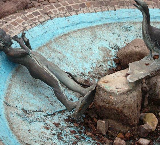 Die Brunnenfigur vor der Grundschule ist mutwillig zerstört worden. Foto: VA