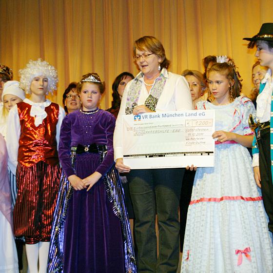 Die Weißenfelder Kinderbühne hat der Kinderkrebshilfe Ebersberg 1.200 Euro gespendet. Foto: Theater