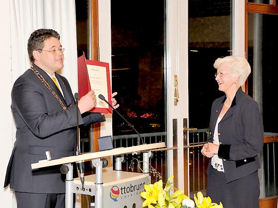Bürgermeister Thomas Loderer verlieh Mathilde Schmitz die Bürgermedaille.	Foto: Horst Mühl