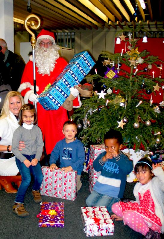 Die Kinder der Kinderarche mit Filialleiterin Janine Au und dem Weihnachtsmann.	Foto: aha