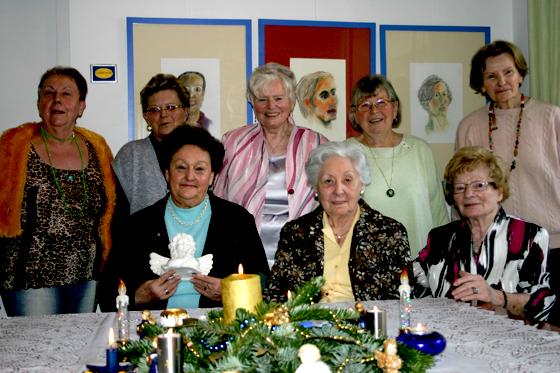 Hilfe in einer schmerzhaften Lebenssituation: Margarete Matzek (vorne links) mit Engel und Teilnehmerinnen der Witwengruppe.	Foto: scy