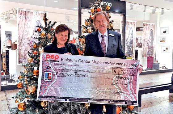 pep Center-Manager Heinrich Hasselmann übergab den Spendenscheck an Felicitas Hanne vom Kinderhaus Atemreich, die von dem Geld Weihnachtsgeschenke für die Kinder kaufen möchte.