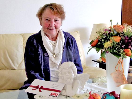 Monika Gramke wurde für ihren Einsatz zum Weihnachtsengel gekürt. Sie freute sich sehr über den Engel und den pep-Gutschein über 100 Euro. 	Foto: hw