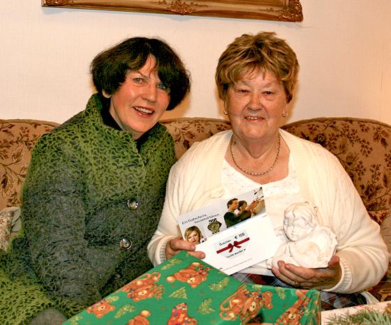 Ingrid Röser freut sich, so eine fleißige Helferin für die Aktion »Weihnachten im Schuhkarton« wie Gerda Mader zu haben (v. li.).	Foto: ar