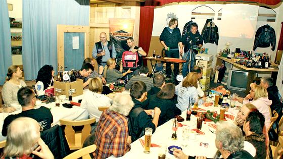 Der Motorradclub Wind and Fire aus Erding lässt versteigern: Robert Spechtholz bringt alles an den Mann, was die Mitglieder so aussortiert haben. Gewinner ist das Palliativ-Team in Erding. 	Foto: sy