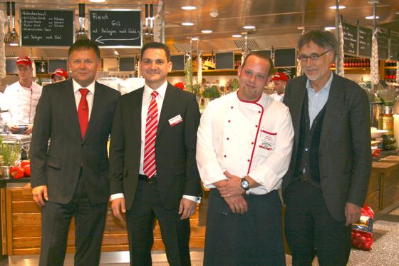 Die Wiedereröffnung des Restaurants »Kochmütze« nach dem Umbau feierte das Team mit Kurt Krieger (re.), Inhaber von Möbel Höffner, Thomas Dankert (li.), Höffner-Geschäftsführer, und Roger Tosetto (2. v. li.), Höffner-Hausleiter in München-Freiham.  cr