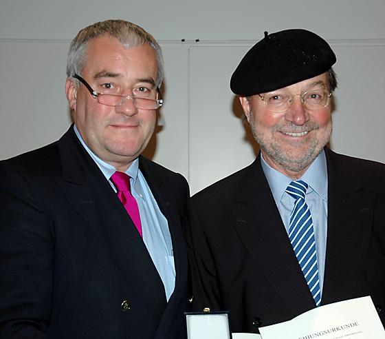 Kultusminister Ludwig Spaenle (l.) überreichte das Verdienstkreuz an Klaus Bäumler. Foto: KuMi
