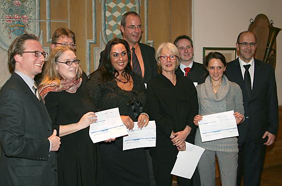 Die Mitglieder des Rotary-Clubs München-Land übergaben Spendenschecks an ausgewählte Initiativen, darunter das Projekt Safir. Foto: Privat