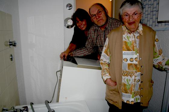Helfer Hans-Peter Teistler transportierte für die 88-jährige Natalia Besler (rechts) eine Waschmaschine. Auch Landtagsabgeordnete Diana Stachowitz war dabei.	Foto: ws