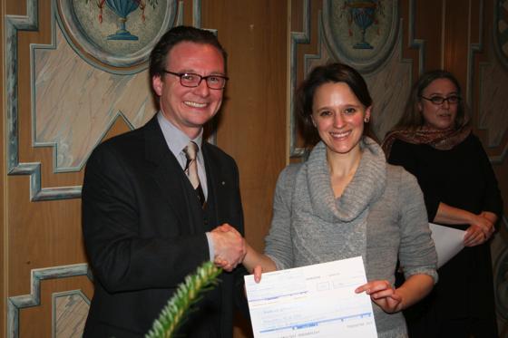 Mithra Lawaldt freute sich über den Spendenscheck des Rotary-Clubs in Höhe von 2.000 Euro, überreicht durch Helm Andreas Heigl.	Foto: Privat