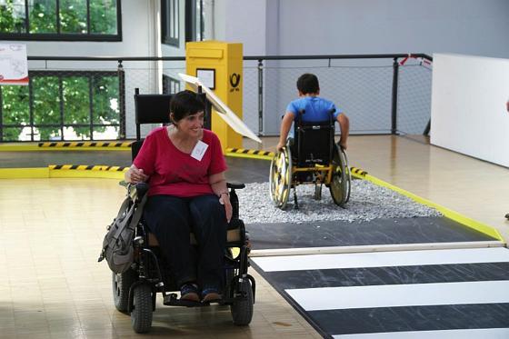 Beim Parcours rund um das Thema Barrierefreiheit kann jeder ausprobieren, wie das so ist, wenn man gehandicapt ist, etwa weil man im Rollstuhl sitzt oder nichts sieht. Fotos: KJR