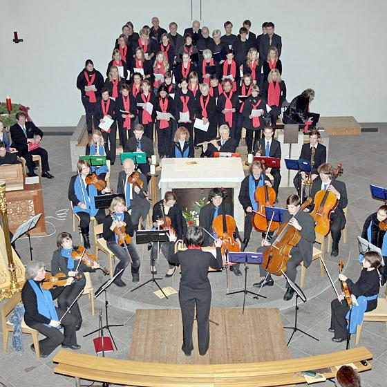 Der Kirchenchor St. Maximilian Kolbe und das Ensemble von St. Philipp Neri. Foto: VA