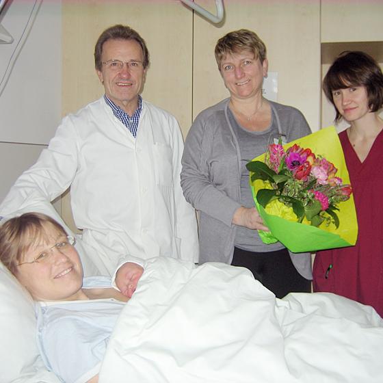 Gerhard Sandner, Carola Köckritz und Christa ­Gottwald freuen sich gemeinsam mit Mutter Anke Hübner über die Geburt von Amelie (v. li.). Foto: Städtisches Klinikum München