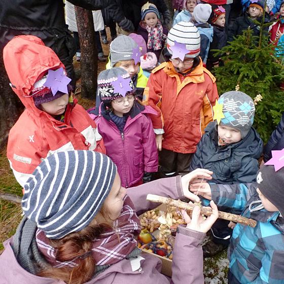 Die Kinder des Integrations- und Waldkindergartens Unterhaching bei der Waldweihnacht. Foto: Privat
