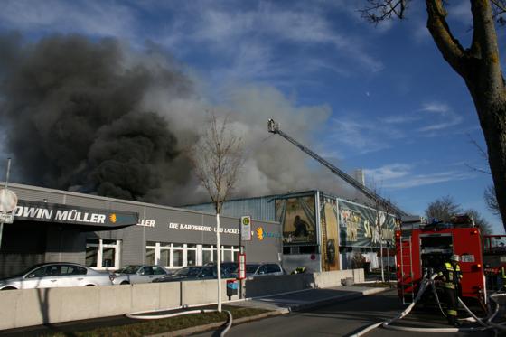 Dicke Rauchschaden dringen aus dem Dach der Bowlinganlage in der Robert-Bosch-Straße. Die benachbarte Lackiererei (links) blieb bei dem Feuer unbeschädigt.   Foto: cr