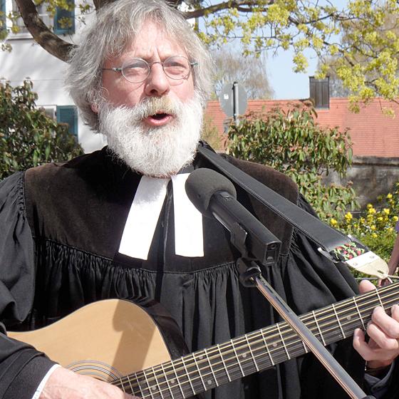 Der Pfarrer mit der Gitarre will in den Ruhestand gehen. In kurzer Zeit hat sich Gerhard Körber in Wartenberg einen guten Ruf erarbeitet. Foto: sy