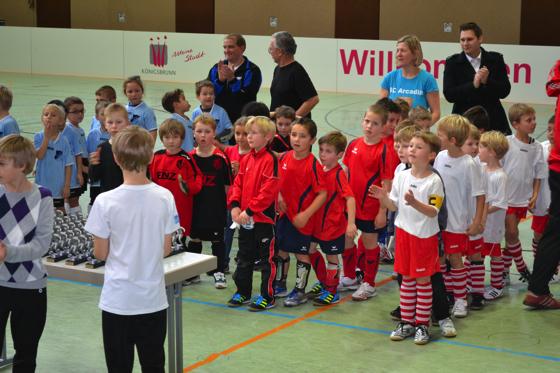 Die Spieler des SC Arcadia Messestadt (in Rot) holen sich ihre verdienten Trophäen ab, im Hintergrund  Co-Trainerin Silvia Seyfried.	Foto: oH
