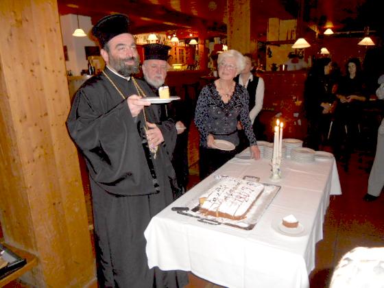 Bischof  Bartholomäus von Ariaszos schnitt den Neujahrskuchen in Neubiberg an.	Foto: Privat
