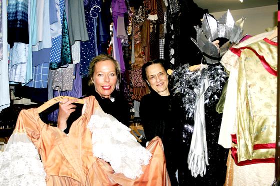 Prachtvolle Theaterkleider stehen zum Verkauf: Inge Schäffner (l.) und Sibylle Maurides haben rund 1.000 Kostüme ausgewählt.	Foto: scy