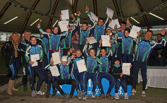 Die Mitglieder der Abteilung Eisschnelllauf des ERSCO freuen sich mit ihren Trainern über zwei Meister- und zwei Vizemeistertitel und drei dritte Plätze bei den bayerischen Meisterschaften im Eisschnelllauf 2012 in Inzell.	Foto: ERSCO