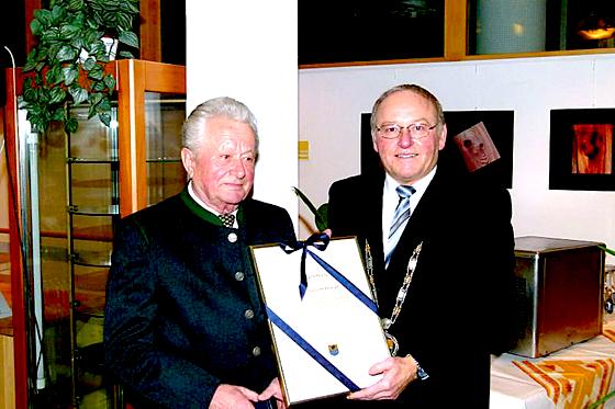 Willi Frömmel (l.) wurde beim Neujahrsempfang mit der Bürgermedaille von Bürgermeister Josef Riemensberger ausgezeichnet.	Foto: bb