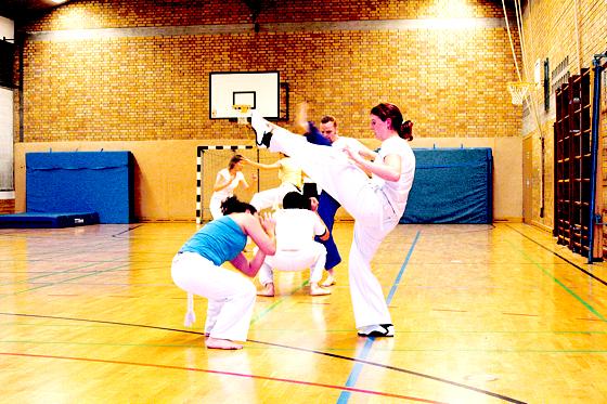 Die Sportart Capoeira vereint Selbstverteidigung, Akrobatik und Musik. 	Foto: VA
