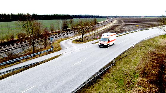 Die Einmündung zum Pferdehof »Brandstadl« (rechts) ist der Unfallschwerpunkt an der FS 388 a zwischen dem S-Bahnhof Hallbergmoos und dem Flughafen. Die Gemeinde will, dass die Straße verlegt wird, parallel zur S-Bahn-Trasse.	Foto: bb