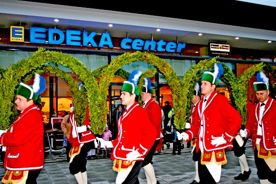 20 Minuten tanzten die Schäffler vor dem neuen Edeka-Center in der Blodig-/ Ecke Dülferstraße im Hasenbergl.	Foto: ws
