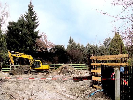 Direkt im natürlichen Grünzug arbeiten die Baumaschinen in der Von-Gravenreuth-Straße 27.	Foto: bus