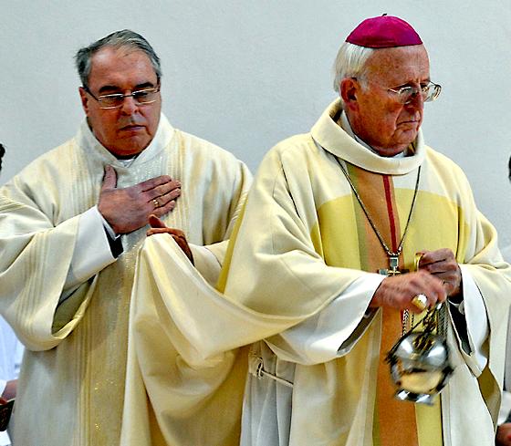 Karl Stocker (l.) und Weihbischof Engelbert Siebler bei der Pontifikalmesse anlässlich der Gründung des neuen Pfarrverbands.	Foto: Schunk