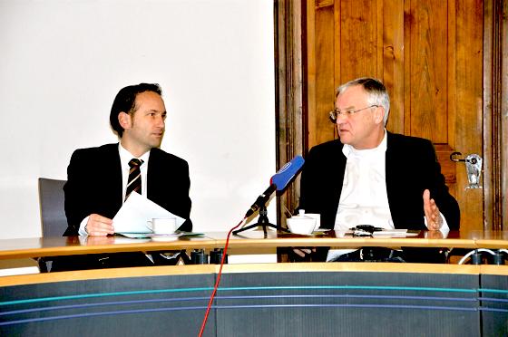 Der Geschäftsführer der Kreisklinik Ebersberg, Stefan Huber (l.), und Bürgermeister Walter Brilmayer erläuterten die Planungen für die Kinderkrippe.	sf