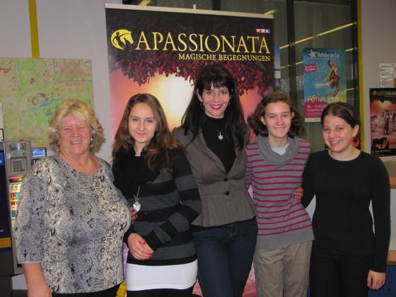 So sehen glückliche Gewinner aus: (v. l.) Renate Baumgartner, Elisabeth (13), Sängerin Arndis Halla, Christina (11) und Anna (12).	Foto: hw