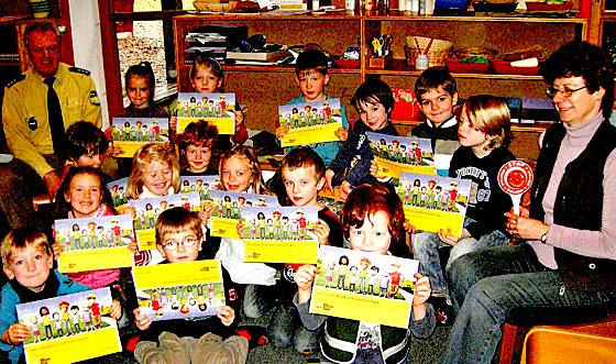 Die Kinder des BRK-Kindergartens Moosach-Altenburg freuen sich über die neuen Malhefte, eine „Kampagne für mehr Verkehrssicherheit“.	Foto: KVW