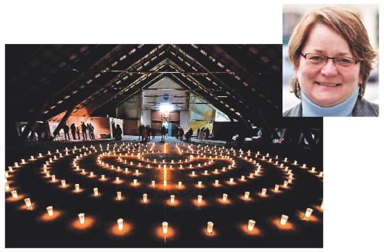 30 Jahre Kinderkrebshilfe: Hunderte von Kerzen bilden ein Labyrinth, das für den Lebensweg steht. Vereinsvorsitzende Helga Bogensperger investiert jeden Cent in die Kinder. 	J.R./sf
