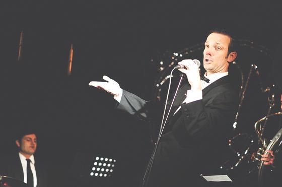 Der Münchner Sänger und Entertainer Felix Neuenhoff schlüpft in die Rolle eines gescheiterten Crooners der alten Schule. 	Foto: VA