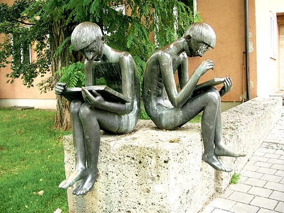 »Lesende Buben« in Bronze von Rolf Nida-Rümelin dienen am Schuleingang als Vorbild.	Foto: VA