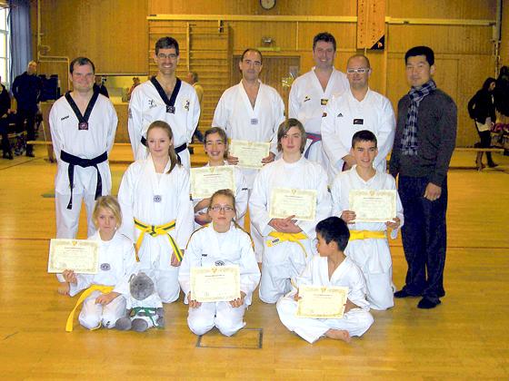 Die erfolgreichen ESV München-Ost-Taekwondoler freuen sich über die bestandene Prüfung. 	Foto: Privat