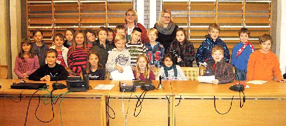 Grundschule Ost zu Besuch im Rathaus. Die Viertklässler wissen nun mehr über ihre Heimat. 	Foto: VA